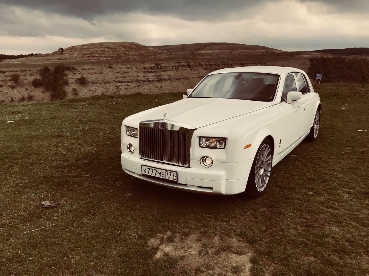 Аренда Rolls-Royce Phantom представительского класса с водителем в  Пятигорске по цене от 6000 рублей в час | REQCAR.COM